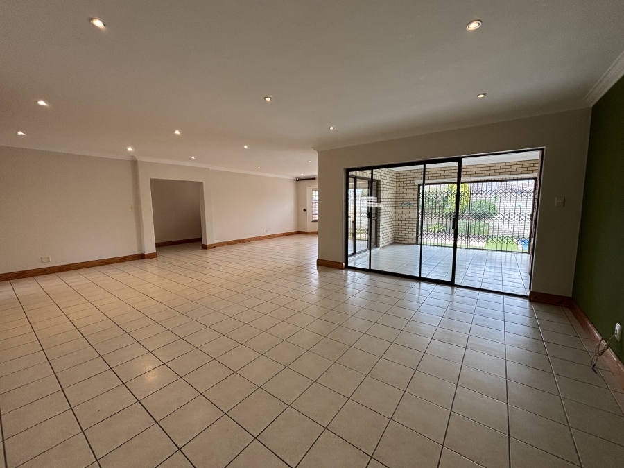 To Let 4 Bedroom Property for Rent in Summerstrand Eastern Cape